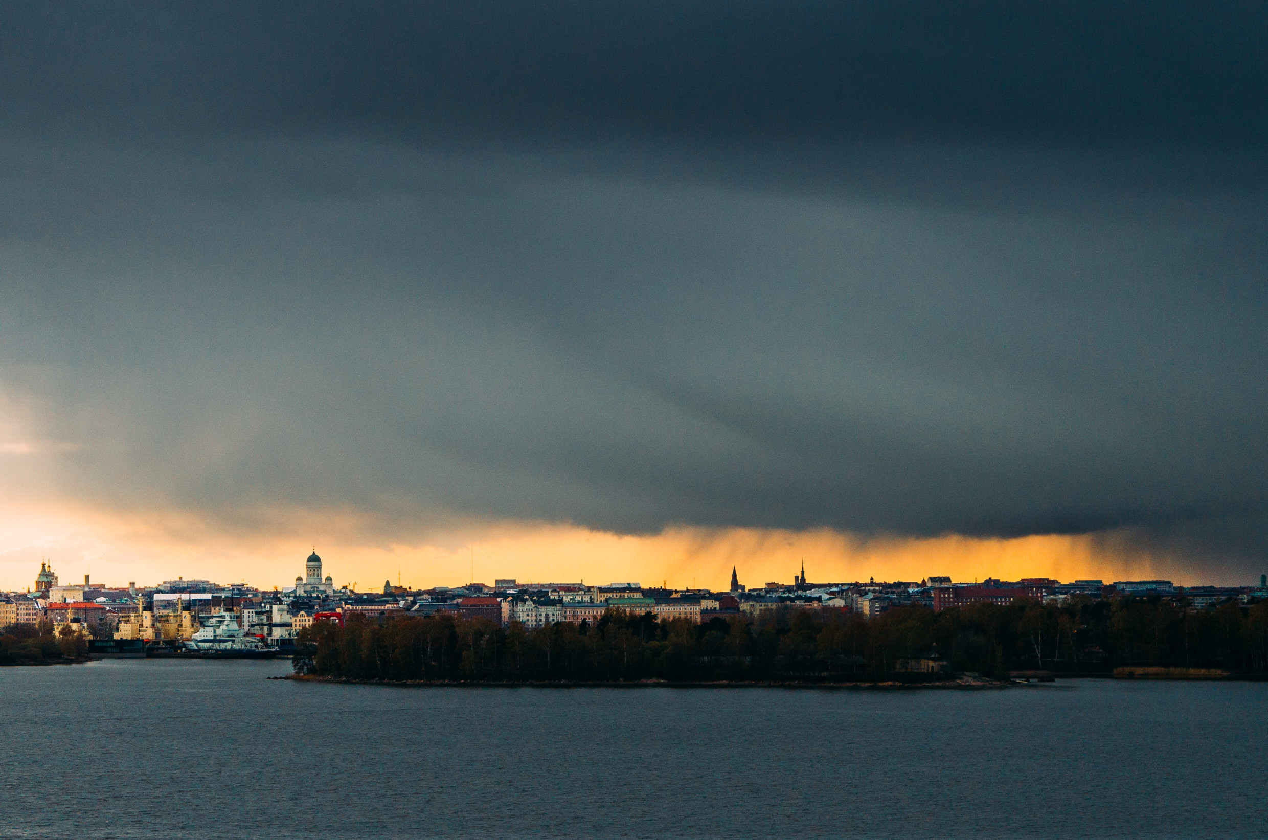 Maisemakuva Helsingistä, synkkiä pilviä yllä