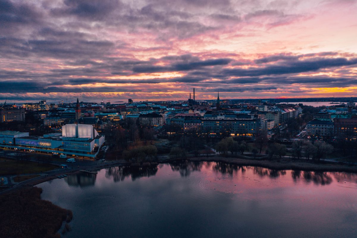 Maisemakuva Helsingistä, taustalla iltarusko