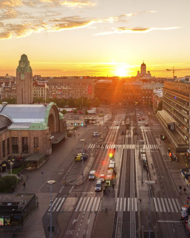 Kaivokatu Helsingin rautatieasema nedustalla, takana auringonnousu