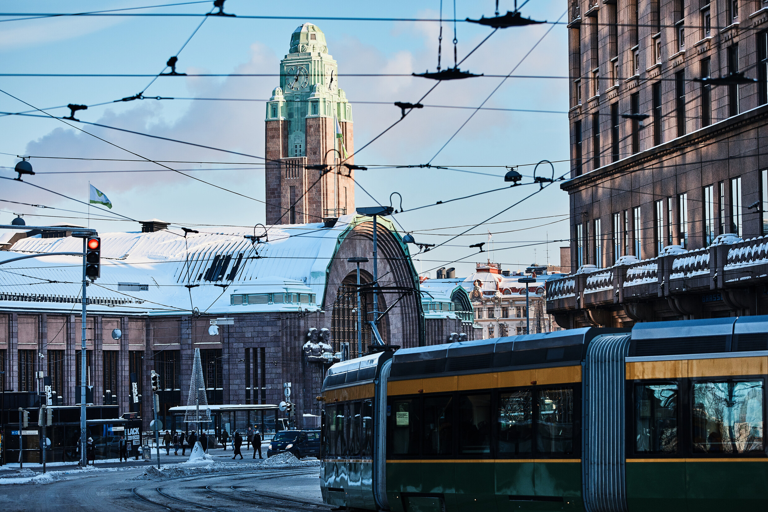 Etualalla raitiovaunu, taka-alalla Helsingin rautatieasema